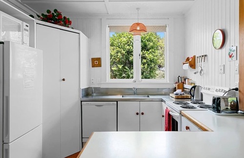 Hilltop Maison | Waipahihi Charm & Tranquillity