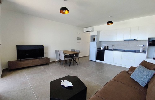 Kucukerenkoy Appartement | Réveillez-vous au bord de la mer · Retraite avec jardin et piscine en bord de mer