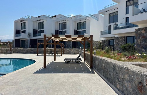 Kucukerenkoy Appartement | Réveillez-vous au bord de la mer · Retraite avec jardin et piscine en bord de mer