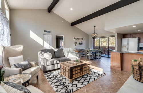 Tucson Copropriété | Cozy Modern Farmhouse Retreat: 2BR/ 2B w/Vintage Charm & Stunning Mountain View