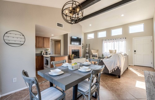 Tucson Copropriété | Cozy Modern Farmhouse Retreat: 2BR/ 2B w/Vintage Charm & Stunning Mountain View