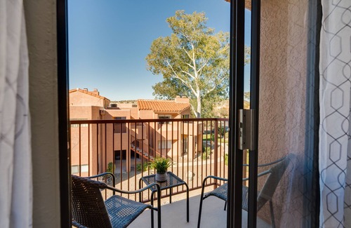 Tucson Copropriété | Cozy Modern Farmhouse Retreat: 2BR/ 2B w/Vintage Charm & Stunning Mountain View