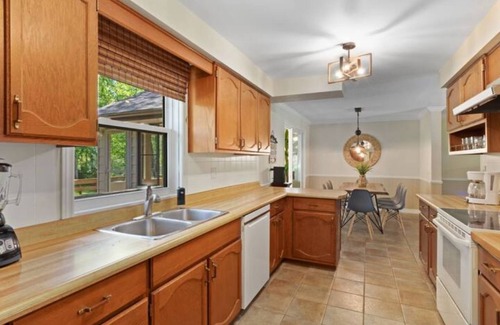 Kettle Point 44 Cottage | Wakefield Cottage - Steps From Ipperwash Beach-