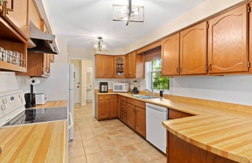 Kettle Point 44 Cottage | Wakefield Cottage - Steps From Ipperwash Beach-