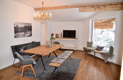 Imst Appartement | Waldcafe - Das Chalet am See