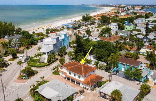 Sunset Beach Appartement | Marchez pieds nus une minute jusqu'à la plage de sable blanc et les restaurants à proximité! Animaux ok