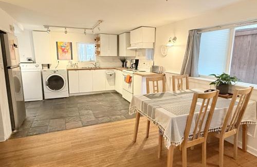 Kitsilano Maison | walk distance to kits beach 2bedrooms only for you