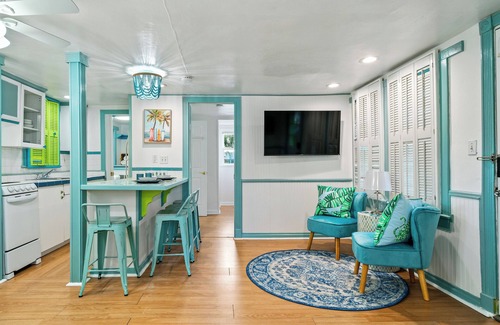Lake Worth Maison | Charming 1920's Blue Love Shack: Close to Beach, Dining, and Entertainment