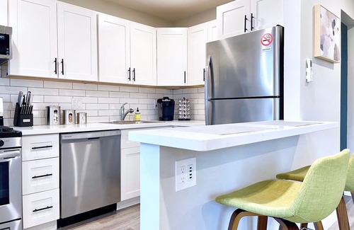 Walnut Creek Appartement | Walk Downtown Work Here + Desk + Fast WiFi King Bed Remodeled Kitchen
