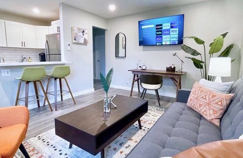 Walnut Creek Appartement | Walk Downtown Work Here + Desk + Fast WiFi King Bed Remodeled Kitchen
