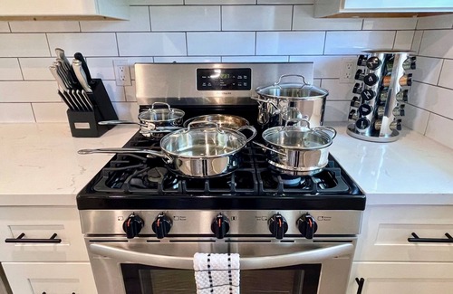 Walnut Creek Appartement | Walk Downtown Work Here + Desk + Fast WiFi King Bed Remodeled Kitchen
