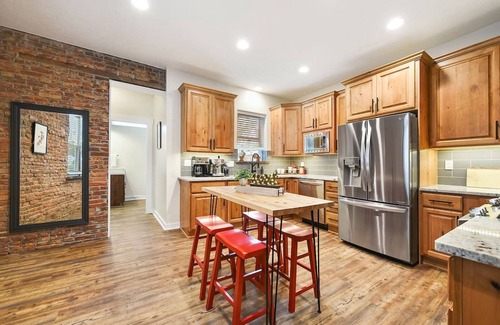 Lawrenceville Maison | Walk Everywhere★Custom Remodel★Off-Street Parking
