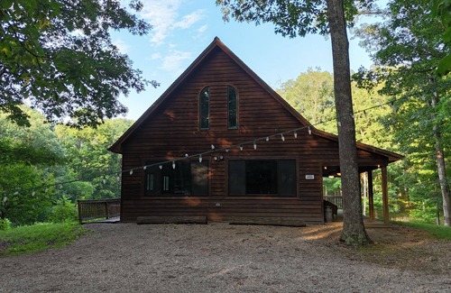 Rosamond Cabine | Walk Me Out in the “Morning Dew”. Secluded A-Frame Cabin on Pond with 3 decks