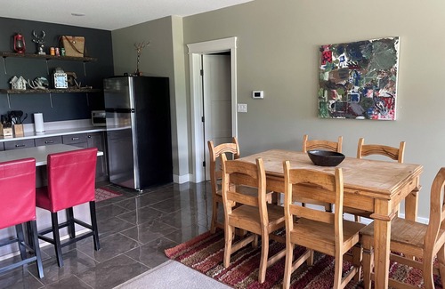 Alberta Appartement | Sortez du sous-sol au pied de la montagne Tecumseh.