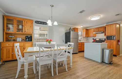College Station Maison | Walk to A&M - College Station home + Game Room