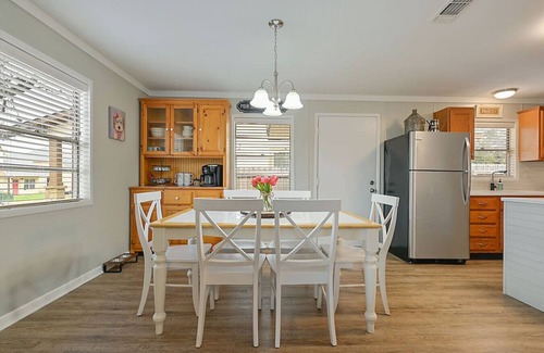 College Station Maison | Walk to A&M - College Station home + Game Room