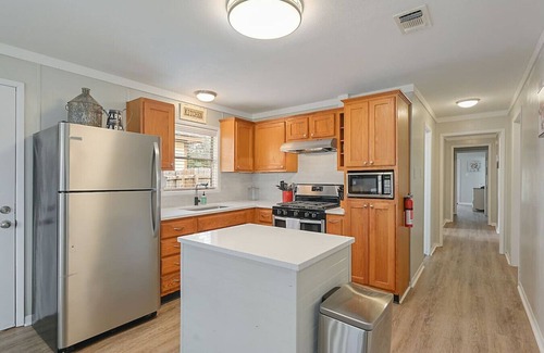 College Station Maison | Walk to A&M - College Station home + Game Room