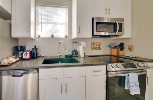 Near East Side Maison | Walk to Alamodome! Central San Antonio Home
