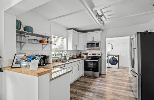Delray Beach Maison | Walk to Atlantic Hot Tub Recently Renovated