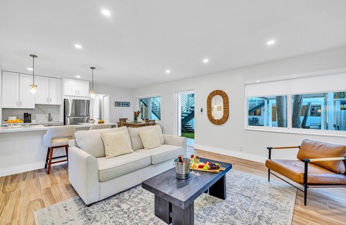 Barrier Island Maison | Walk to Beach / 8 Suites - Private Entrances / Birch Key | HOMES