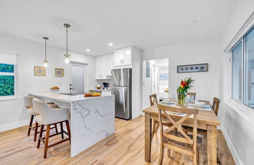 Barrier Island Maison | Walk to Beach / 8 Suites - Private Entrances / Birch Key | HOMES