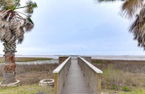 Gilchrist Maison | Walk to Beach Bayfront Gilchrist Getaway!