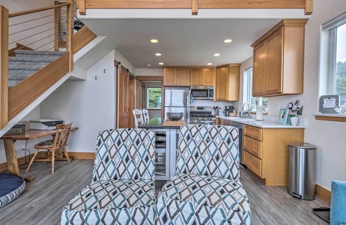 Yachats Maison | Chic Beachfront Abode w/ Balcony & Beach Access!