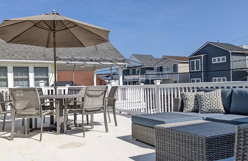 North End Maison | 🏖️ Walk to beach, coastal luxe🌟NEWLY remodeled, large deck in ❤️ of OC!