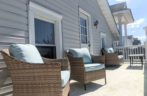 North End Maison | 🏖️ Walk to beach, coastal luxe🌟NEWLY remodeled, large deck in ❤️ of OC!