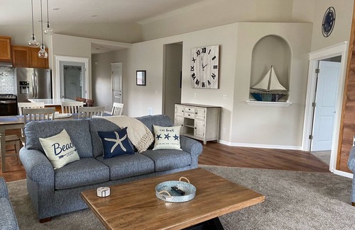 Long Beach Maison | Walk to beach, Discovery Trail, and Golf Course