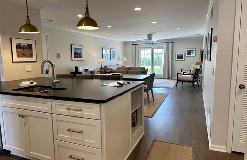 Harbor Springs Copropriété | Walk to Beach! Quiet, Updated Main Floor Condo, Rent for Month!