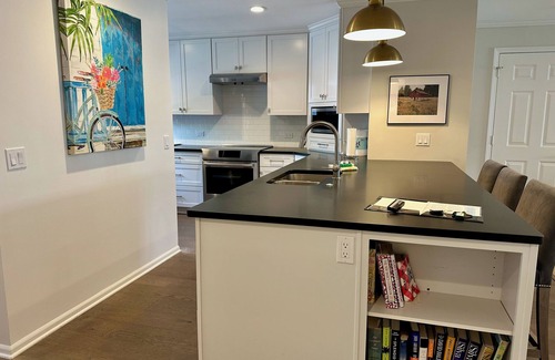 Harbor Springs Copropriété | Walk to Beach! Quiet, Updated Main Floor Condo, Rent for Month!