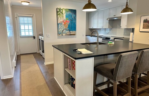Harbor Springs Copropriété | Walk to Beach! Quiet, Updated Main Floor Condo, Rent for Month!
