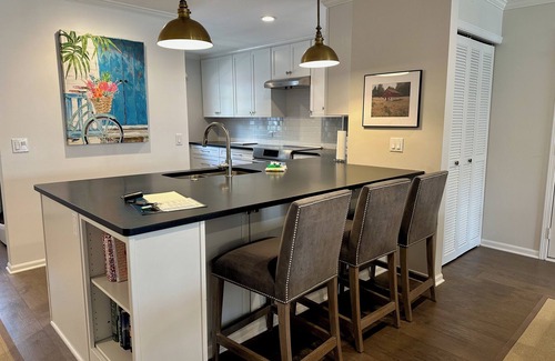 Harbor Springs Copropriété | Walk to Beach! Quiet, Updated Main Floor Condo, Rent for Month!