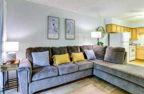 North Forest Beach Appartement | Walk to Beach Hilton Head Getaway with Balcony!