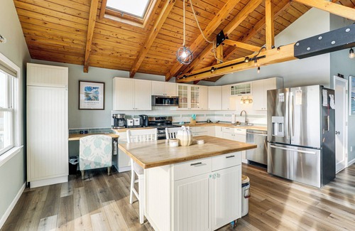 Seabrook Maison | Walk to Beach: Water-View Seabrook Sanctuary