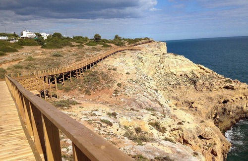 Carvoeiro Villa | Emplacement pratique - Lumineuse, spacieuse, luxueuse villa de 2 chambres, climatisation et jardin privé.