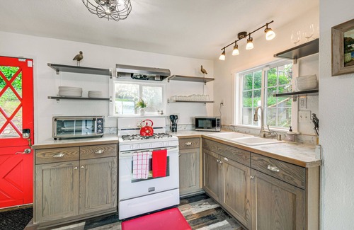 Retsil Maison | Walk to Beaches: Waterfront Home in Port Orchard!