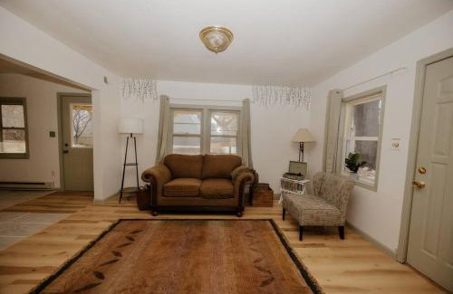 Sioux Center Maison | Walk to Cafe & Mall, One Mile to Dordt, Dog Theme