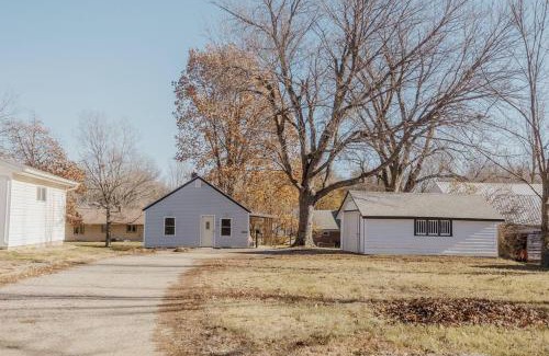 Sioux Center Maison | Walk to Cafe & Mall, One Mile to Dordt, Dog Theme
