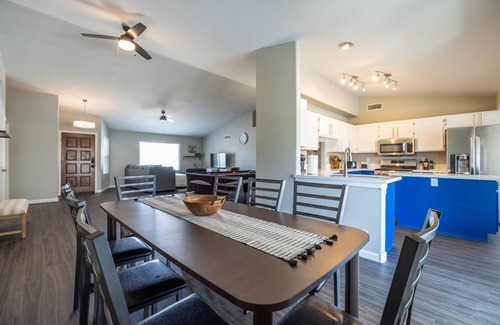 La Buena Vida Maison | Walk to Cardinals Stadium -Heated Pool-Pool Table