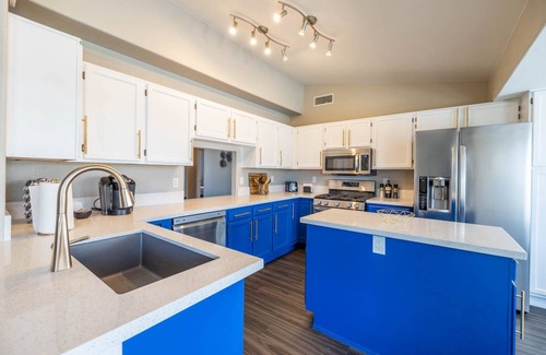 La Buena Vida Maison | Walk to Cardinals Stadium -Heated Pool-Pool Table