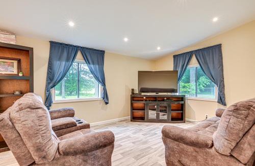 Nottawa Maison | Walk to Coldwater Lake Peaceful Weidman Retreat