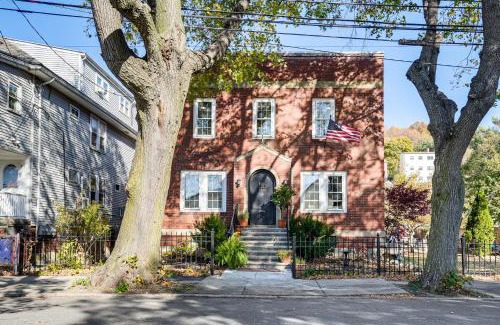 Harbor View - Orient Heights Appartement | Walk to Constitution Beach Mid-Century Boston Gem
