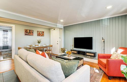 Harbor View - Orient Heights Appartement | Walk to Constitution Beach Mid-Century Boston Gem