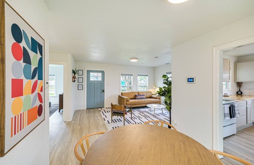 Central Arlington Maison | Walk to Cowboys Games: Arlington Home w/ Yard!