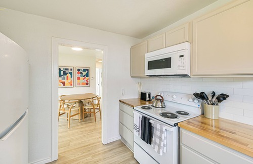 Central Arlington Maison | Walk to Cowboys Games: Arlington Home w/ Yard!