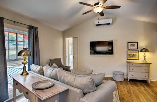 Saluda Appartement | Walk to Dining Saluda Main Street Retreat!