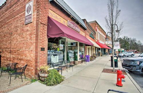 Saluda Appartement | Walk to Dining Saluda Main Street Retreat!