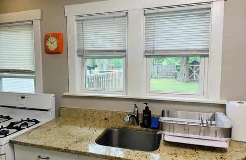 Geneva Maison | Walk to Downtown! 4-Bedroom Geneva Getaway